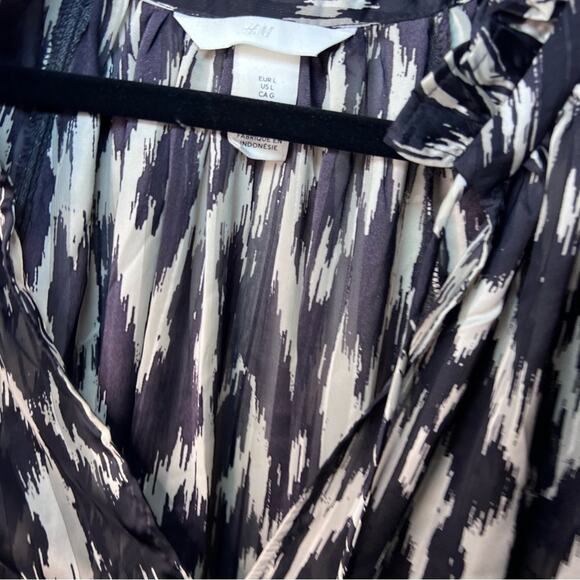 H&M, black and off-white Large tie V-neck blouse - Picture 5 of 11